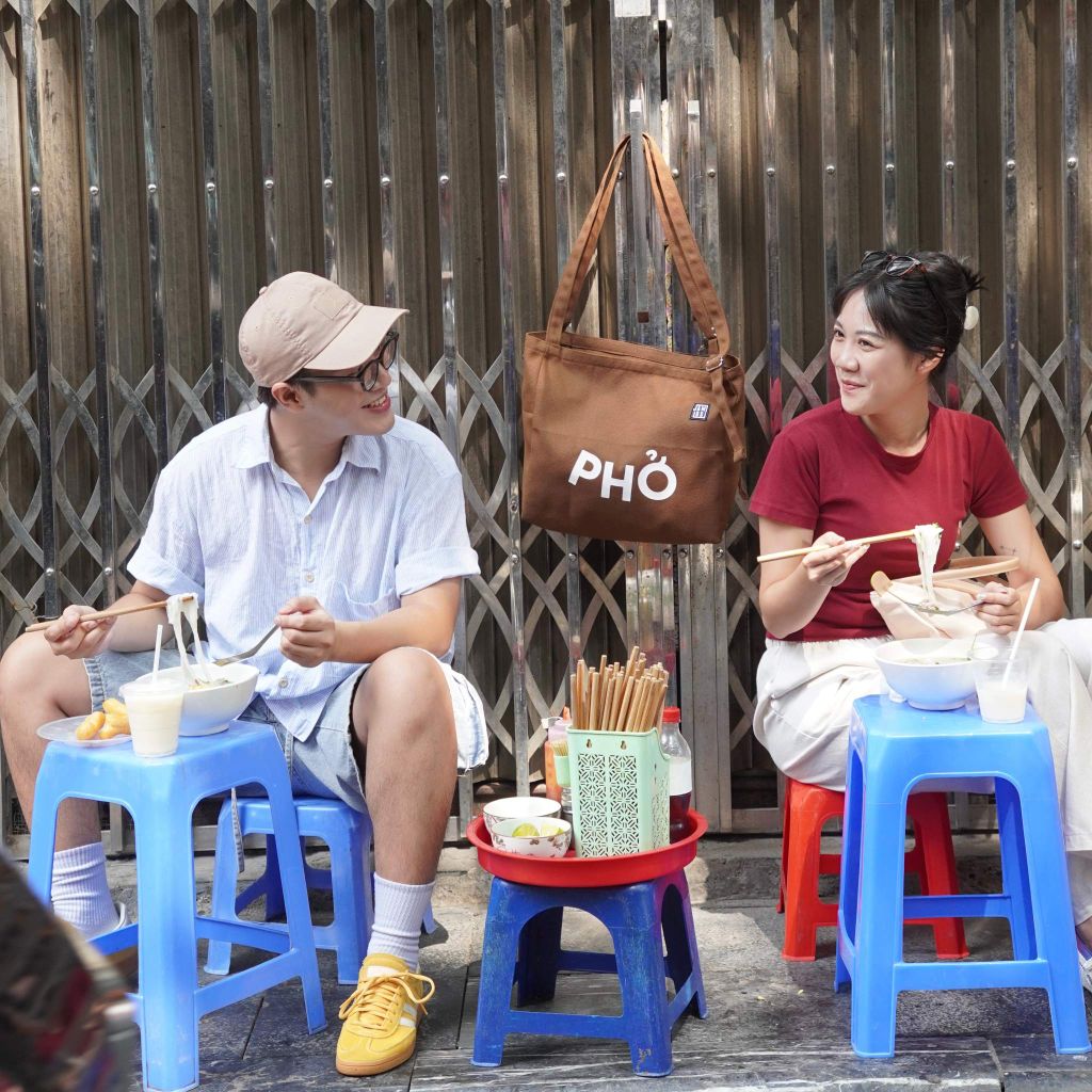 3-tren-tui-canvas-in-chu-pho-duoc-jamlos-cach-dieu-kheo-leo-goi-ve-buoi-sang-ha-noi-mua-thu-mat-me-voi-to-pho-nghi-ngut-khoi