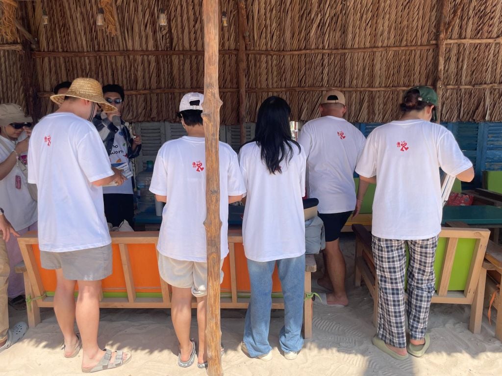 1-jamlos-co-ao-in-an-logo-slogan-lam-qua-tang-team-building-cho-doanh-nghiep