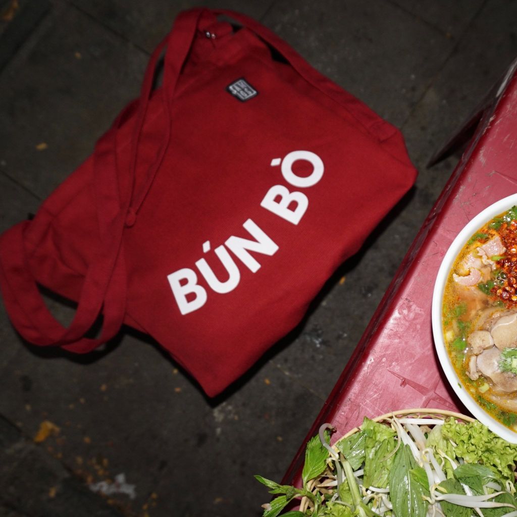 4-mot-chiec-tui-in-chu-bun-bo-truyen-tai-tinh-than-mien-trung-kien-cuong-vua-mang-dam-dau-an-van-hoa-mon-an-ban-dia