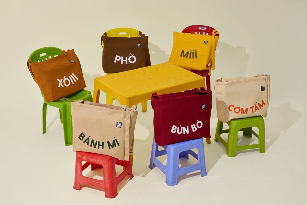 2-tui-cross-a-food-chinh-la-tam-ban-do-am-thuc-viet-nam-di-dong-goi-nhac-nhung-mon-an-dia-phuong