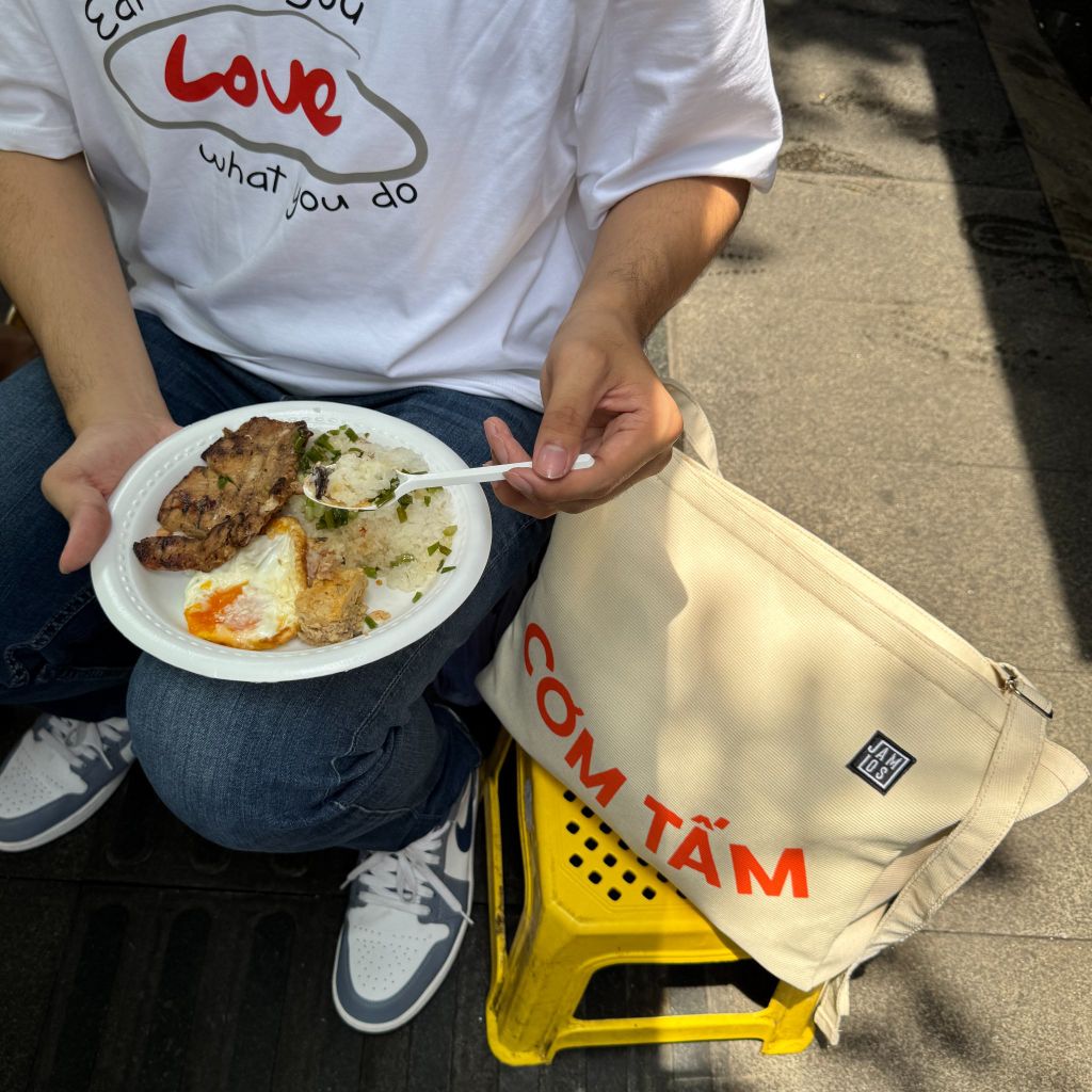 5-khi-dong-chu-com-tam-duoc-in-tren-tui-canvas-la-cach-ke-cau-chuyen-ve-nhip-song-phong-khoang-nang-dong-va-than-thien-cua-nguoi-mien-nam