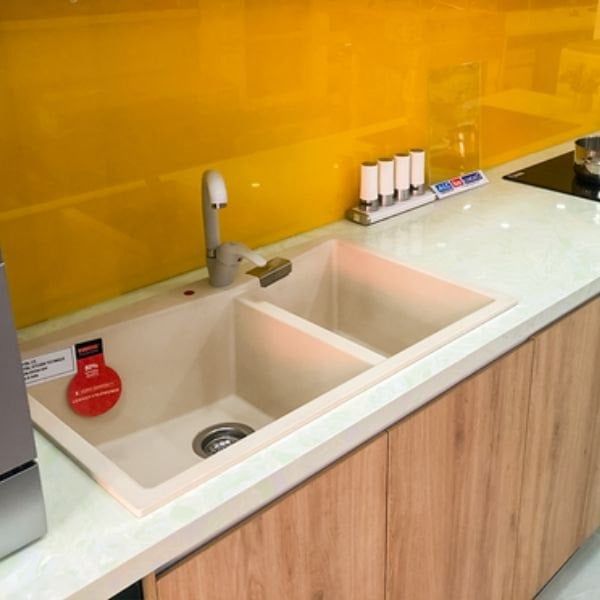 thiet-ke-tu-bep-chong-am-moc-trong-moi-truong-nong-am