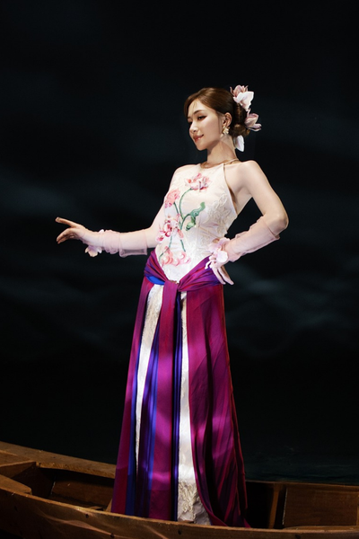 Ca sĩ Hòa Minzy