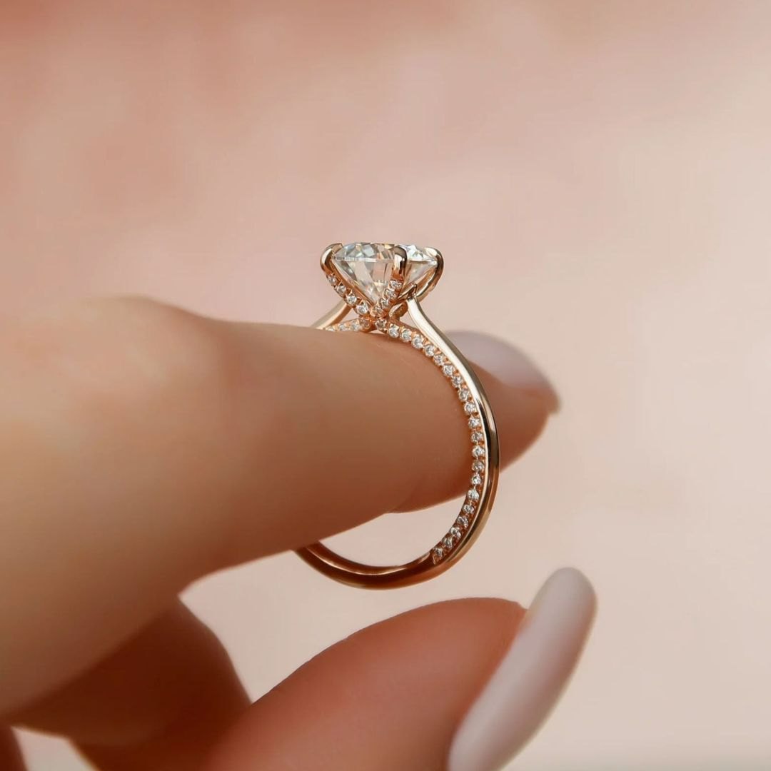 nen-mua-nhan-cau-hon-kim-cuong-hay-moissanite
