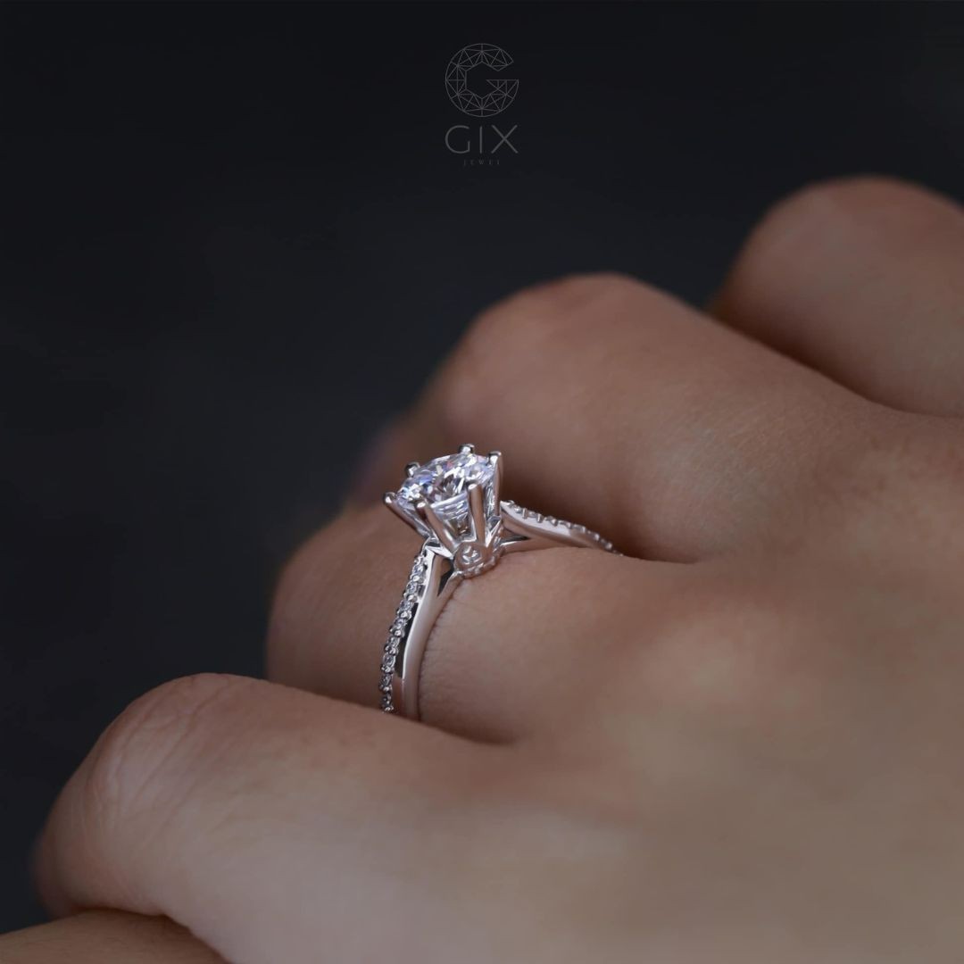 nen-mua-nhan-cau-hon-kim-cuong-hay-moissanite