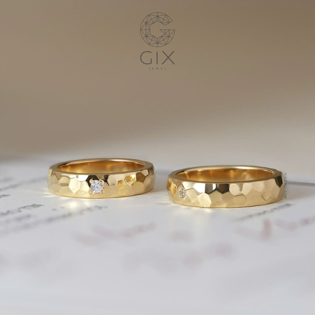 Cặp nhẫn cưới đồng bộ nhưng vẫn có thể điều chỉnh phù hợp với dáng tay của từng người