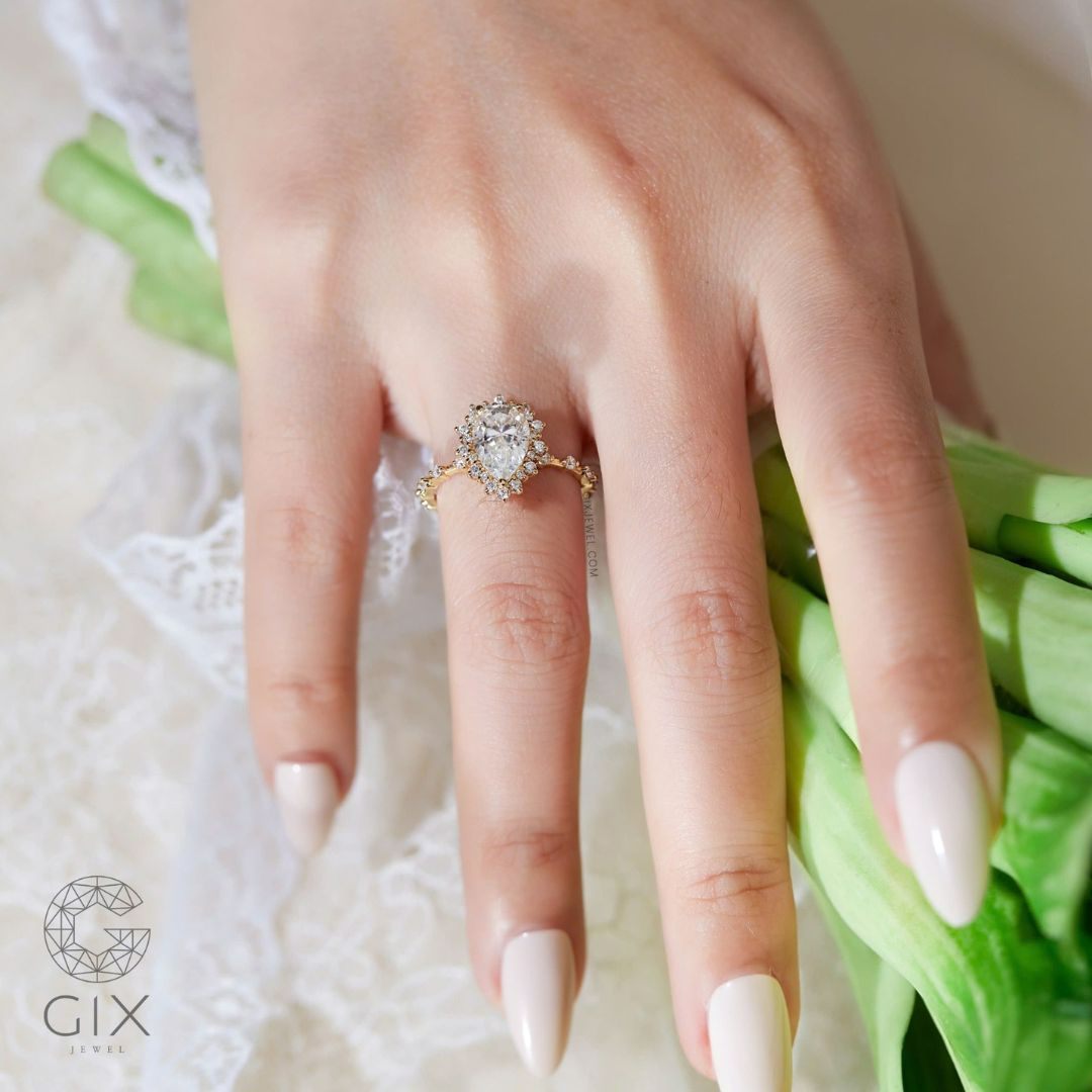 nen-mua-nhan-cau-hon-kim-cuong-hay-moissanite