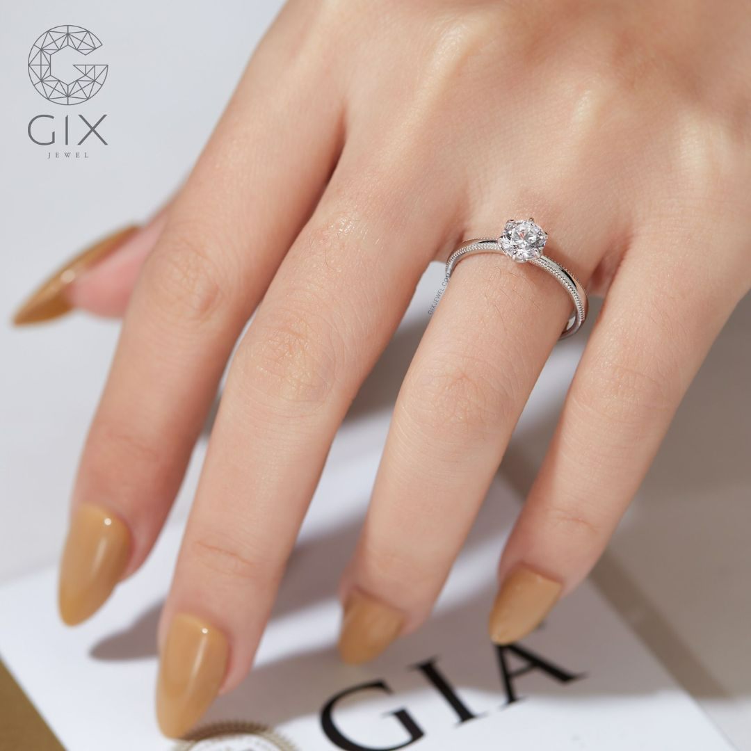 nen-mua-nhan-cau-hon-kim-cuong-hay-moissanite