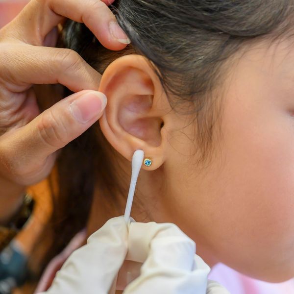 Tại Sao Đeo Bông Tai Có Mùi Hôi?