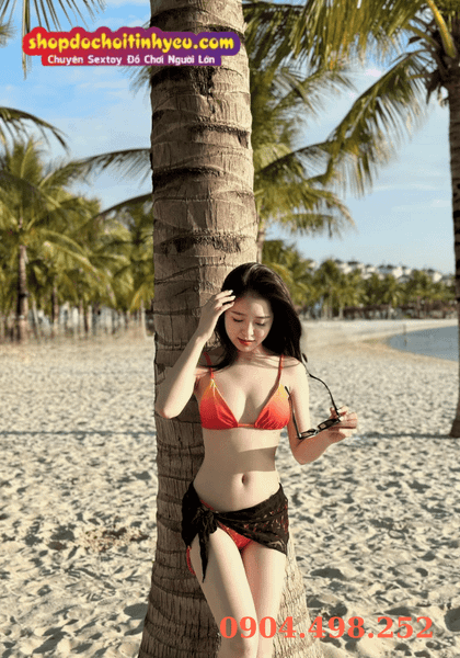 Gái xinh diện bikini dưới góc cây