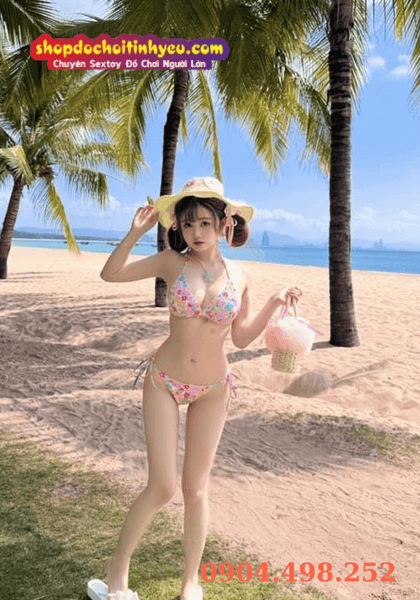 Gái xinh mặc bikini trong suốt