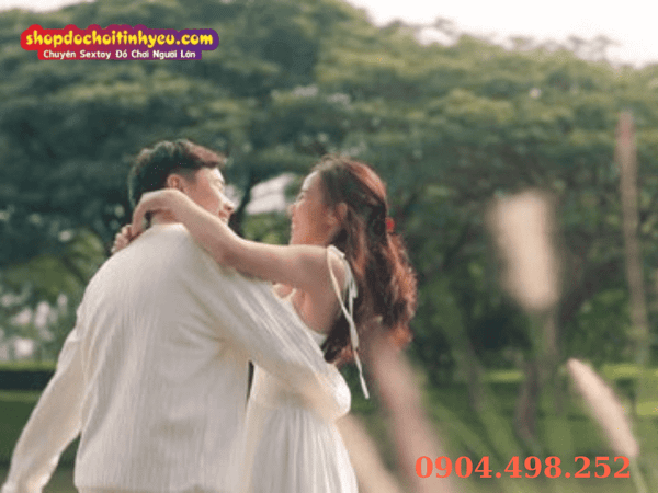 Nụ hôn nhẹ lên trán và má thể hiện sự trân trọng bạn tình