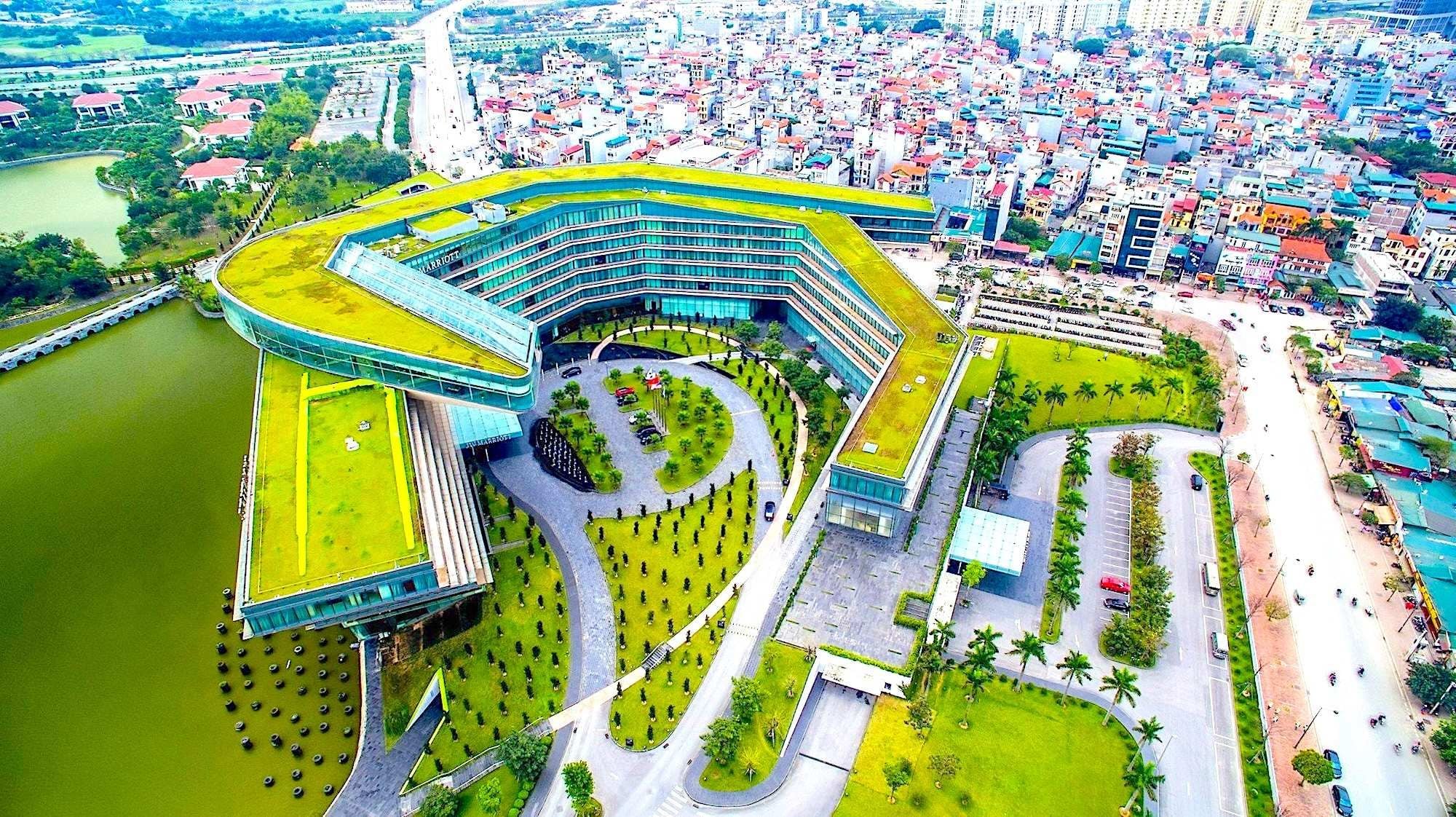 Khách sạn Marina Hà Nội nằm đối diện Khách sạn JW Marriott Hà Nội