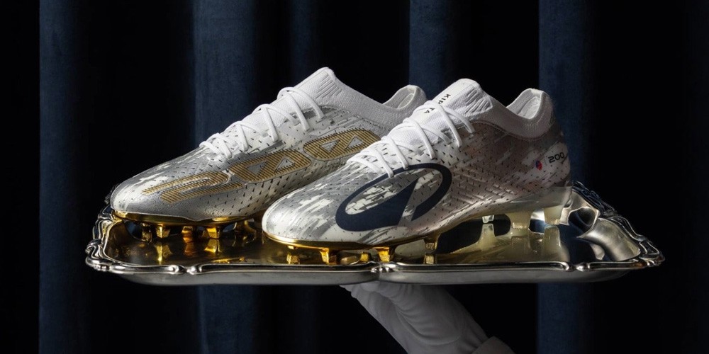 Griezmann được vinh danh với giày Kipsta CLR phiên bản “200”