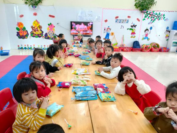 Tổ chức sinh nhật cho nhóm bạn của con