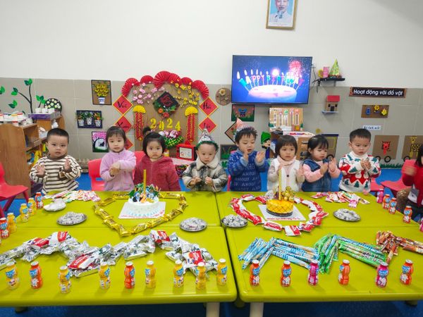 Tổ chức sinh nhật cho nhóm bạn của con