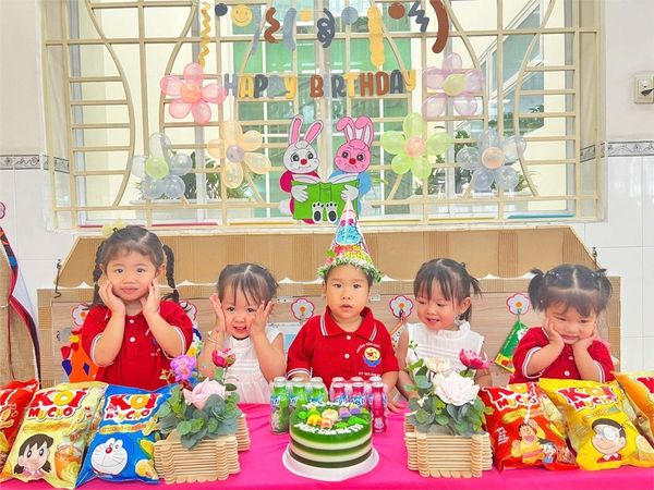 Tổ chức sinh nhật cho nhóm bạn của con