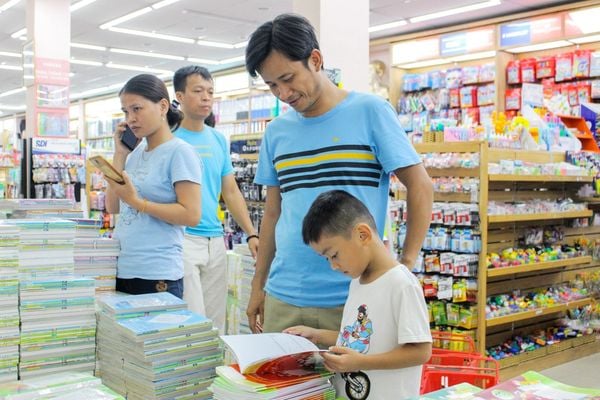 Đi nhà sách, thư viện cùng với trẻ tạo thói quen đọc sách