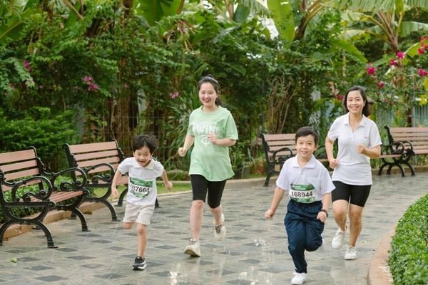 dạy trẻ tập thể dục vào buổi sáng