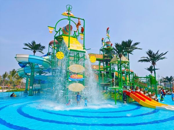 Cùng trẻ tham gia công viên nước mùa hè để giải nhiệt
