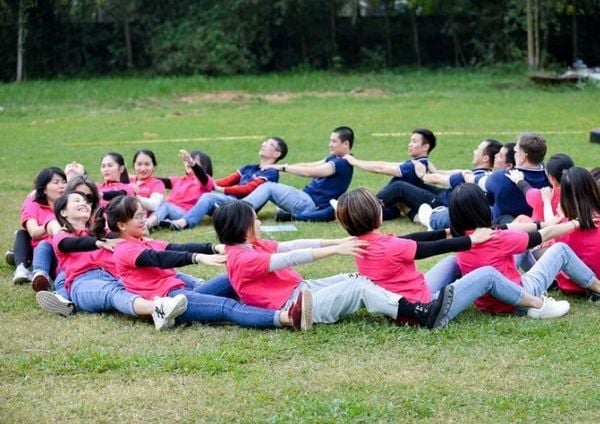 trò chơi vòng tròn kết nối team building