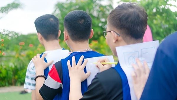 Trò chơi tiếp sức truyền tin team building văn phòng