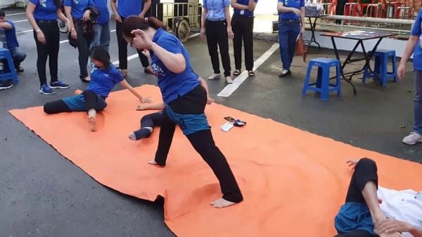 Trò chơi mặc quần không dùng tay team building văn phòng