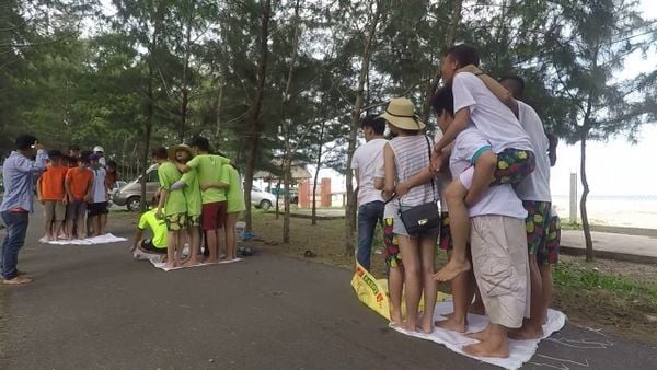 Trò chơi lật thảm team building văn phòng