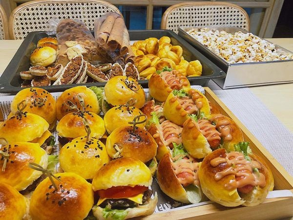 Gà rán, hamburger - Những món ăn sinh nhật cho bé được yêu thích