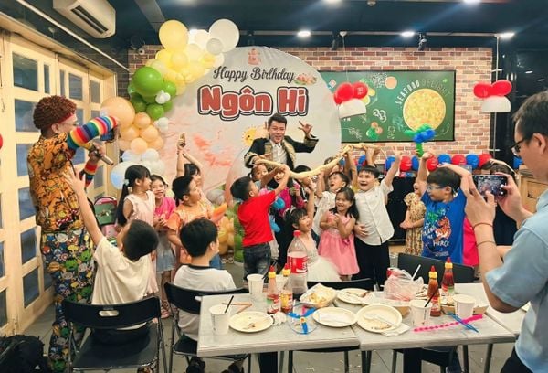 Hóa trang thành nhân vật bé thích và tặng quà cho bé