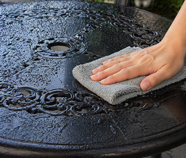 vệ sinh bàn ngoài trời