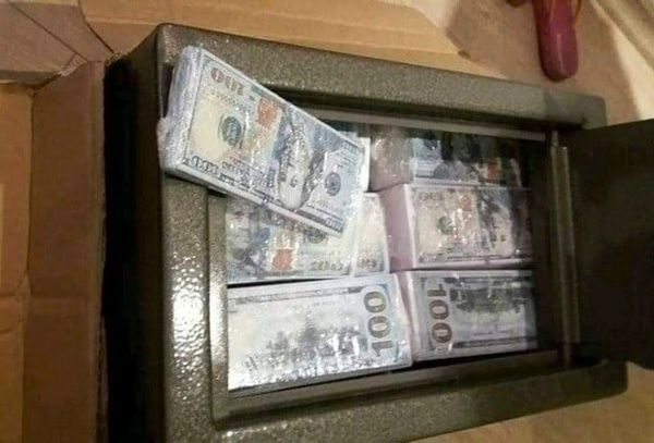 Cách cất tiền đô không bị mốc