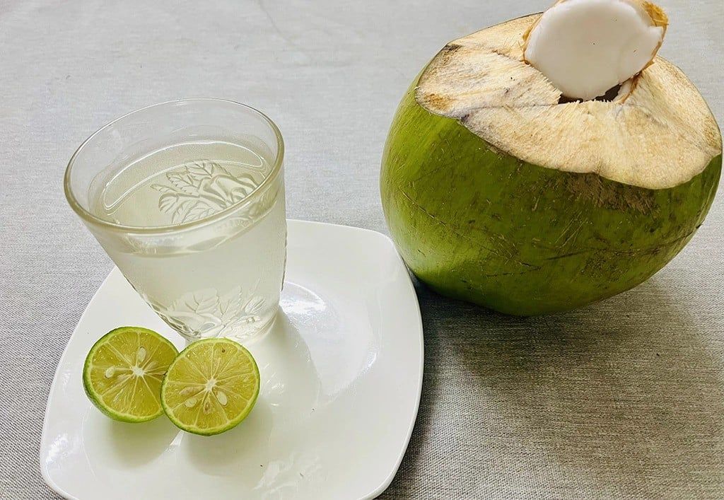 Dùng dừa và chanh để dưỡng tóc