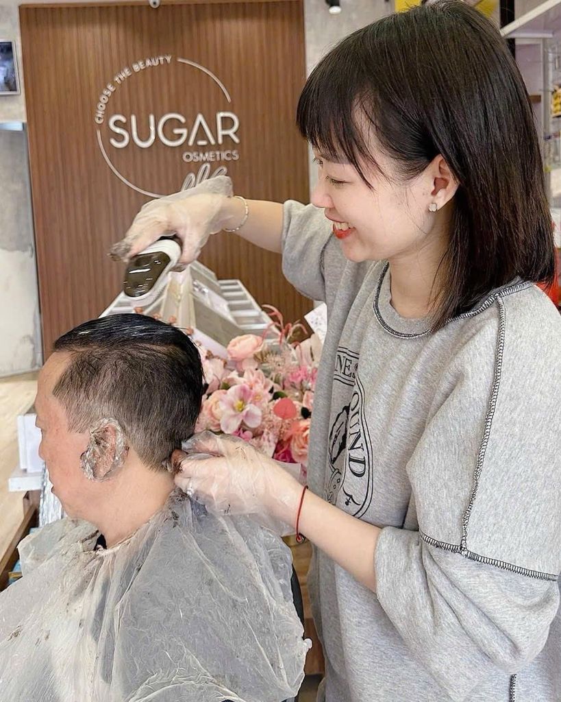 Dùng lược để chải đều lên tóc giúp tóc phủ màu