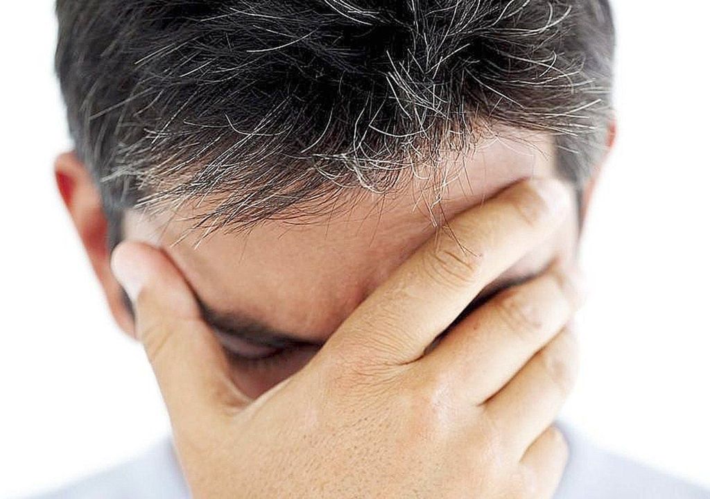 Tại sao nam giới thường bạc tóc sớm?