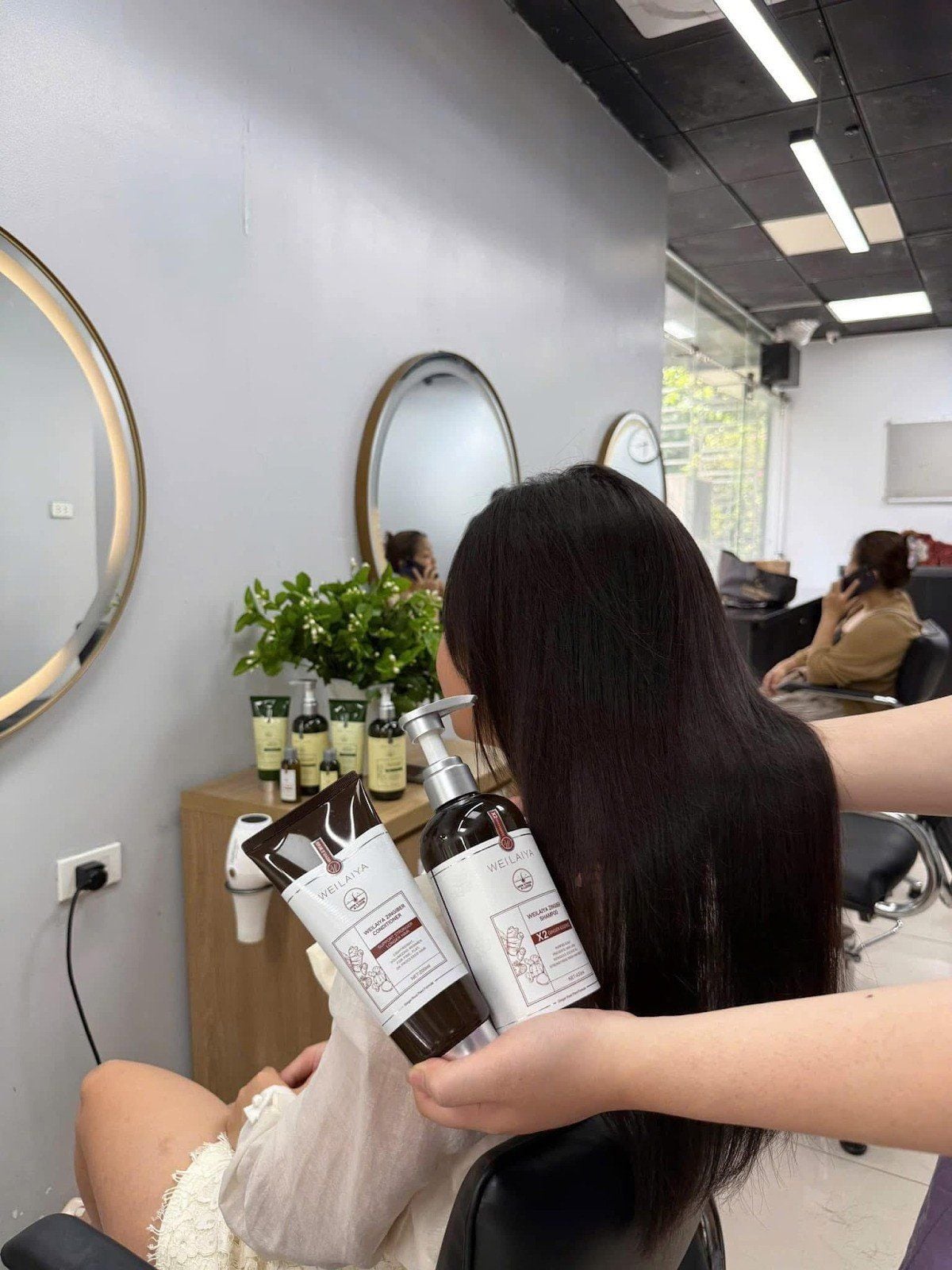 Tóc yếu dễ gãy rụng nên dùng dầu gội nào?