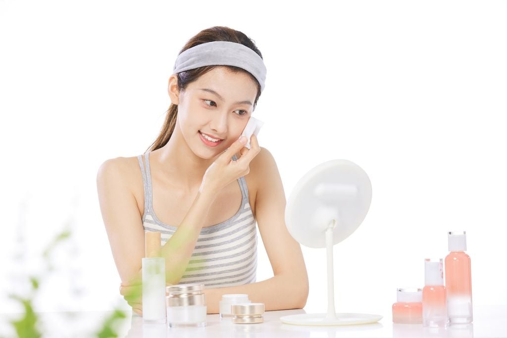 Da dầu nên dùng nước tẩy trang nào?