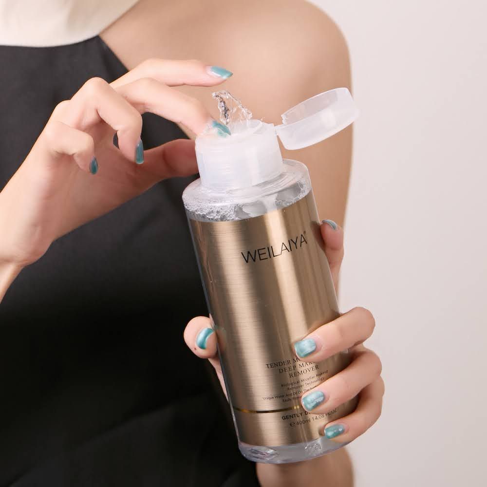 Da khô nên dùng nước tẩy trang có khả năng dưỡng ẩm