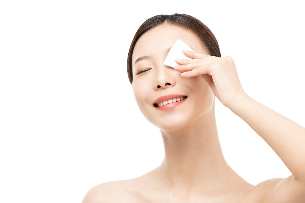 Tẩy trang nên dùng bông mềm và chà xát nhẹ nhàng