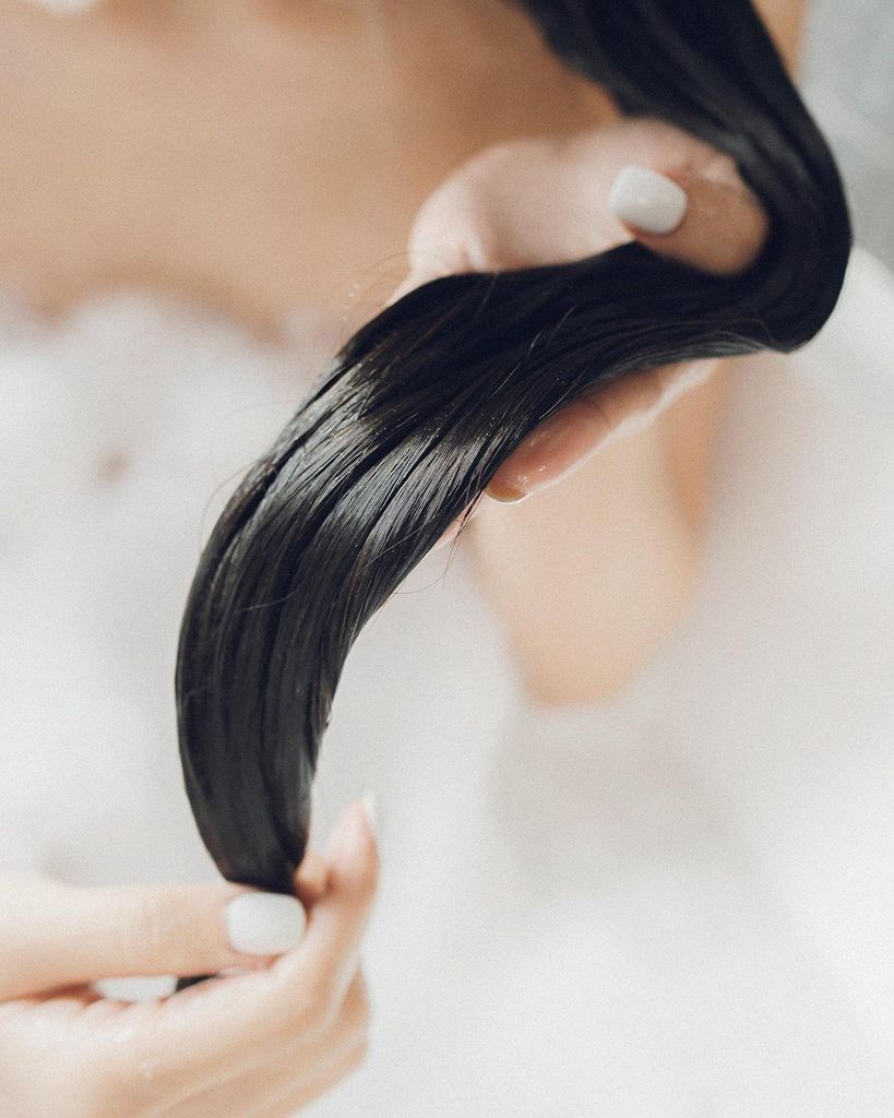 Ủ tóc và cắt tỉa phần tóc hư tổn để phục hồi tóc