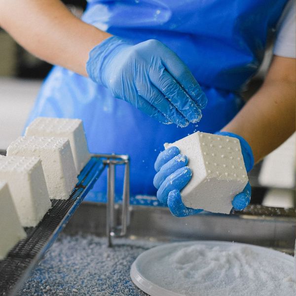 Quá trình sản xuất phô mai đòi hỏi sự tỉ mỉ và vệ sinh nghiêm ngặt