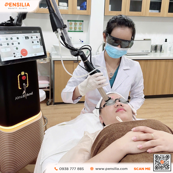 Bác sĩ da liễu điều trị mụn vùng kín bằng laser Quanta 585 Elight IPL ALA tại Pensilia