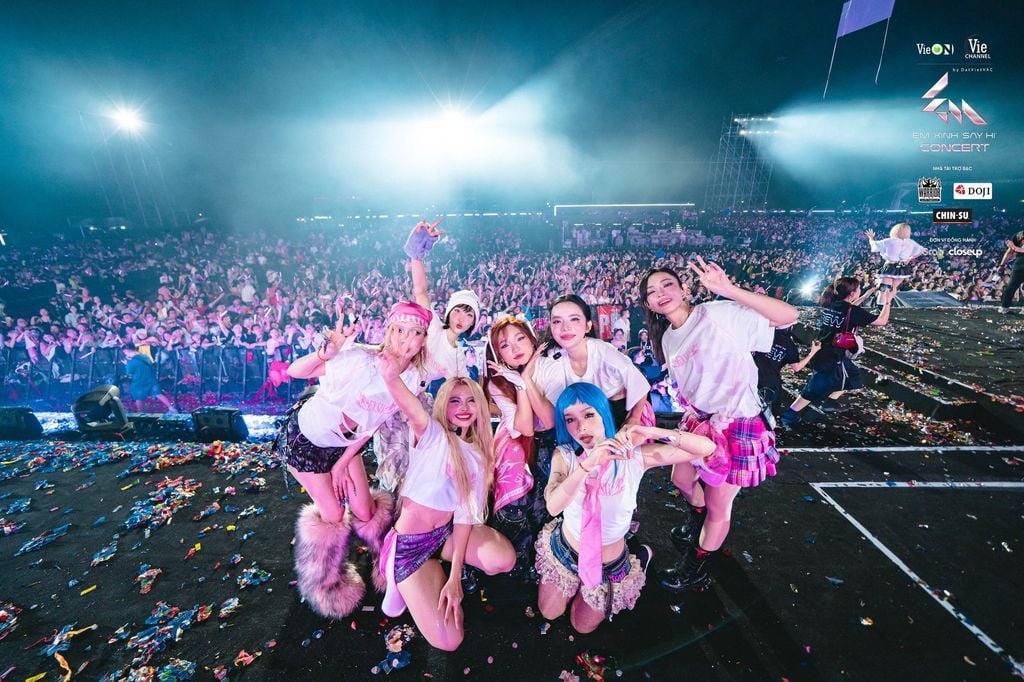 Fan Gen Z hòa mình vào không khí concert Em Xinh Say Hi 2025