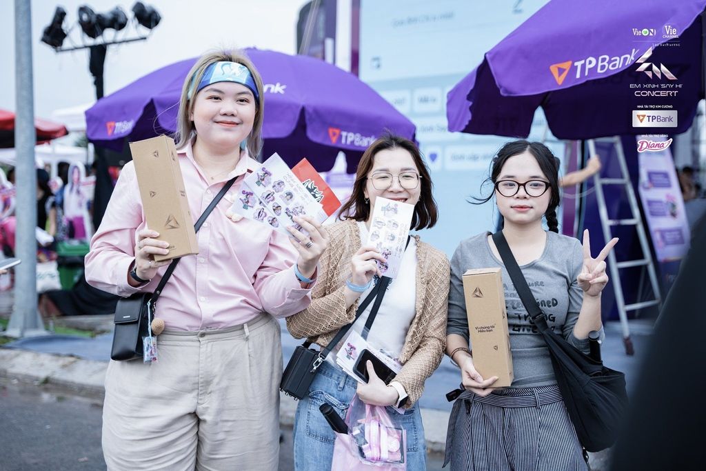 Booth check-in tím của TPBank tại concert Em Xinh Say Hi 2025