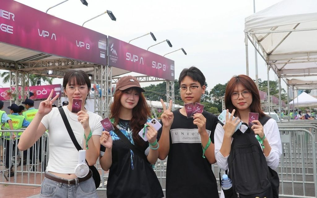 Gen Z xếp hàng check-in tại concert Em Xinh Say Hi 2025 – Sân Mỹ Đình, Hà Nội