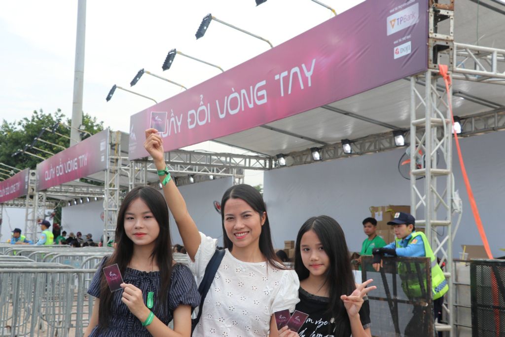 Fan Gen Z chụp ảnh trước concert Em Xinh Say Hi 2025 – Sân Mỹ Đình