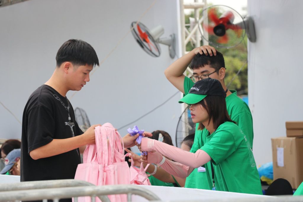 Outfit Gen Z tại concert Em Xinh Say Hi 2025 – Sân Mỹ Đình, Hà Nội