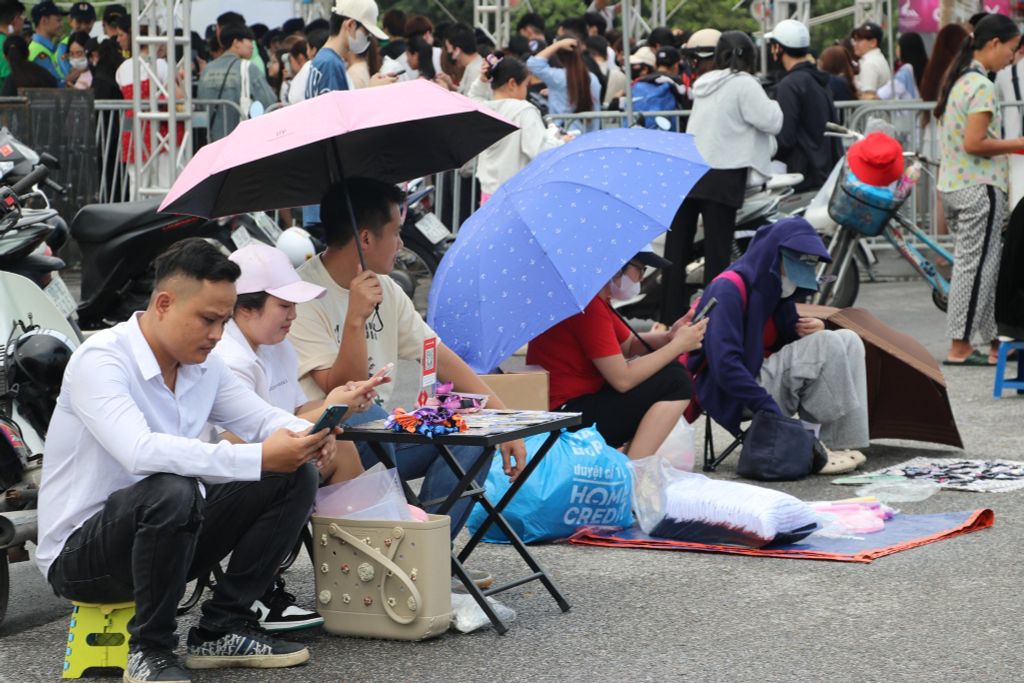 Không khí sôi động trước giờ diễn concert Em Xinh Say Hi 2025 – Sân Mỹ Đình