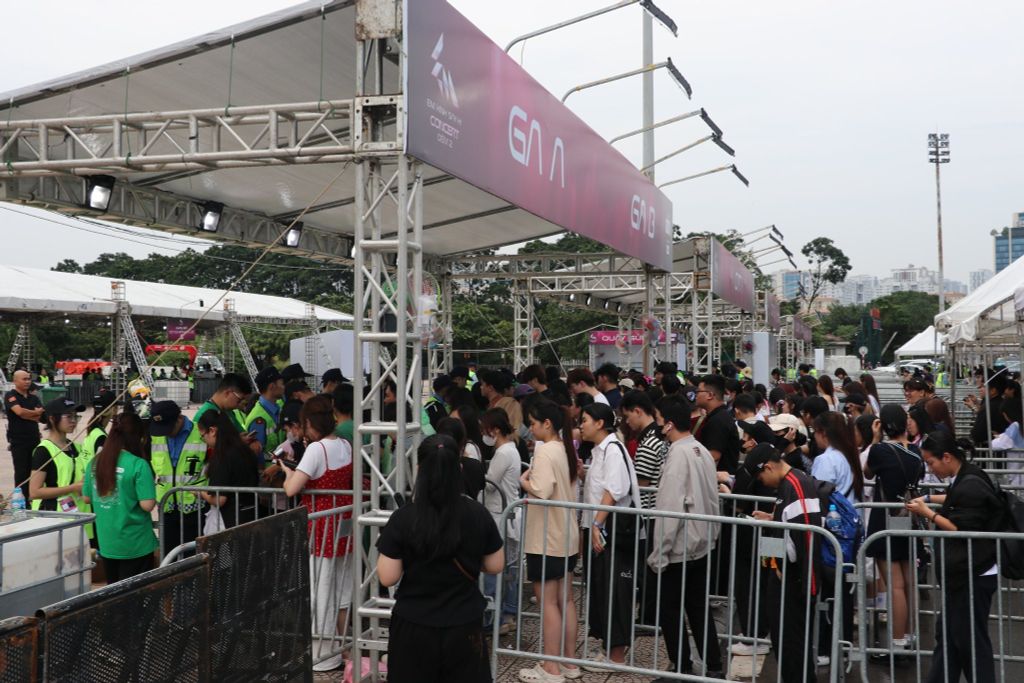 Gen Z khoe outfit tím đồng điệu TPBank tại concert Em Xinh Say Hi 2025