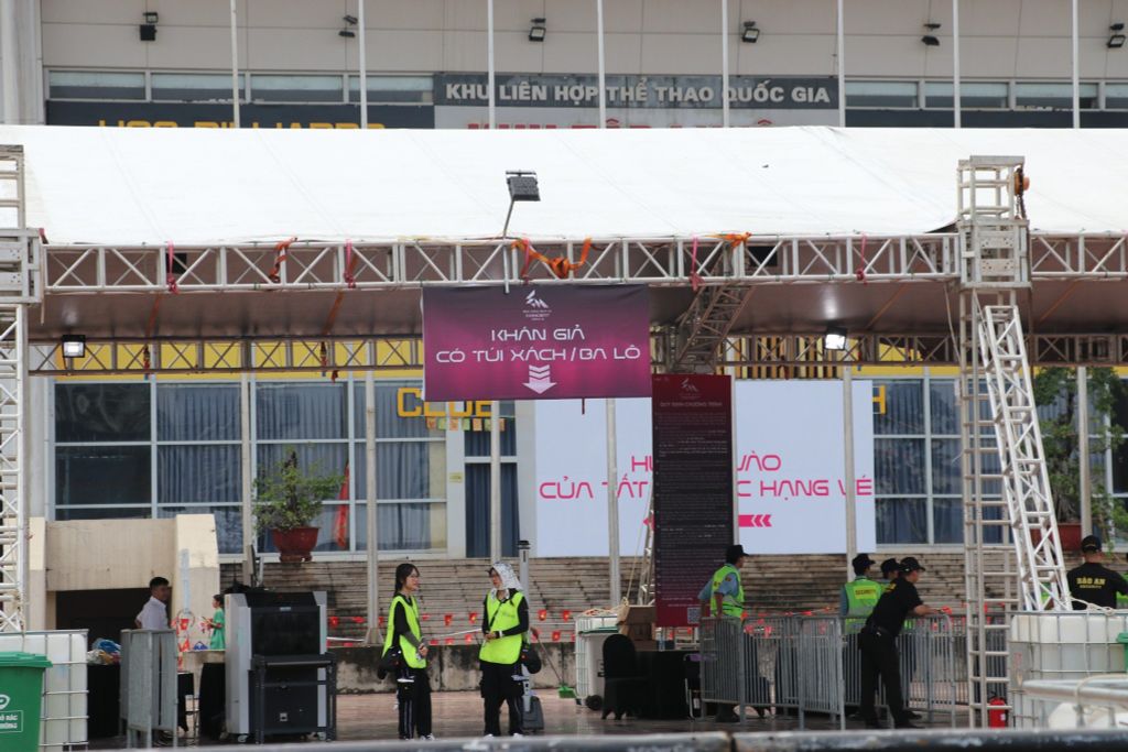 Không khí sôi động trước giờ G concert Em Xinh Say Hi 2025